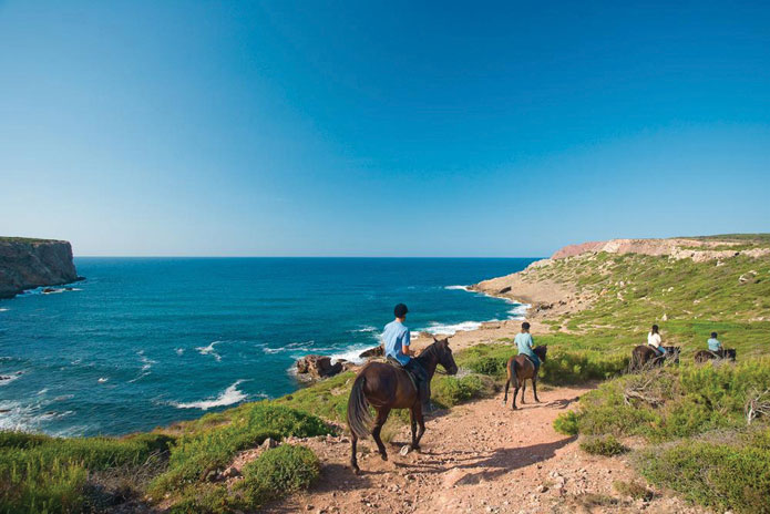 Balade à cheval Cami de Cavalls à Minorque, à visiter lors d'un séminaire au soleil ou séjour d'entreprise au soleil