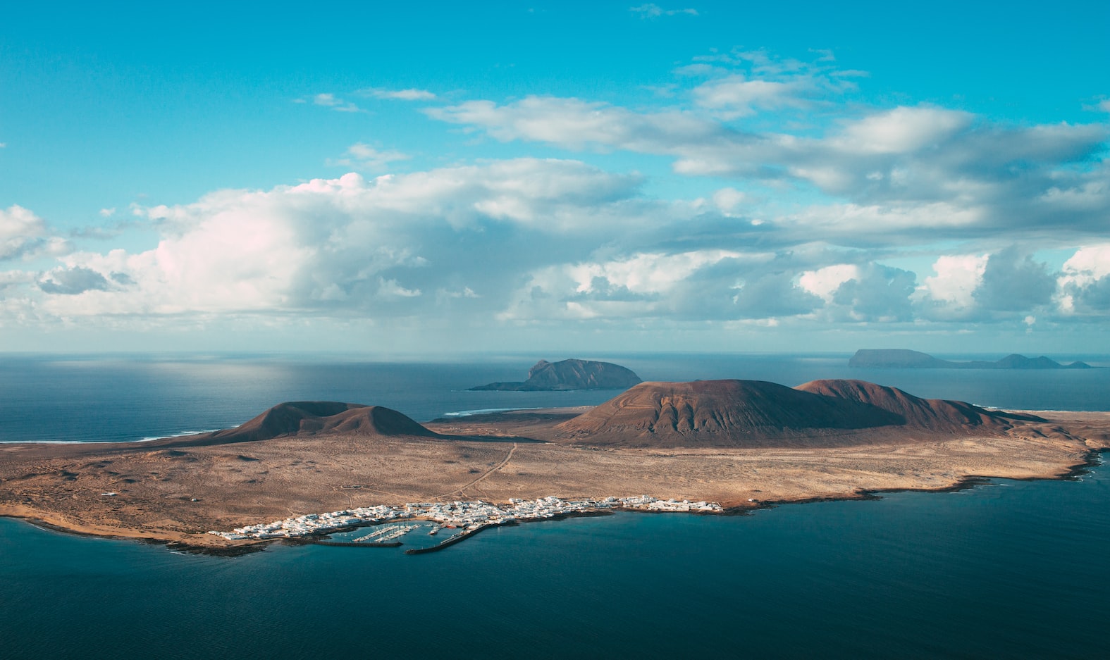 L'île de Lanzarote vue du ciel, idéale pour votre séminaire au soleil en hiver