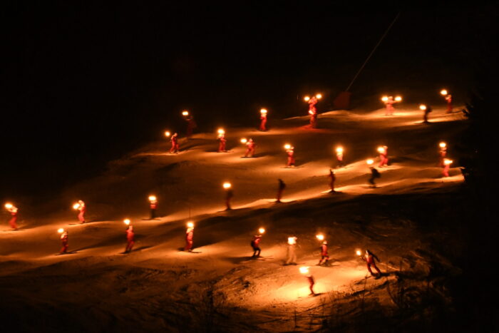 Descente aux flambeaux, ski nocturne à Manigod pour un événement d'entreprise en hiver