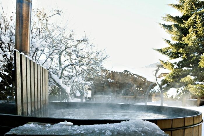 Spa Pure Altitude Les Fermes de Marie à Megève, jacuzzi outdoor neige