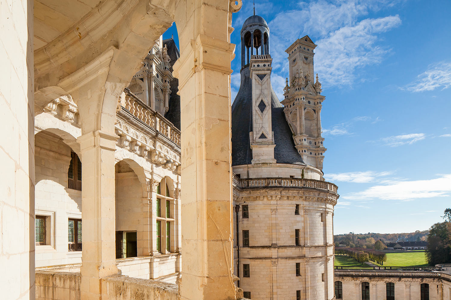 gallery_chateau-de-chambord-in-front-of-relais-de-chambord-4